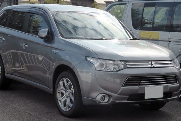 mitsubishi OUTLANDER phev EV600 x 400 px)